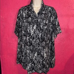 Harley-Davidson women’s button down blouse. Black & white Harley print. Size 2W.